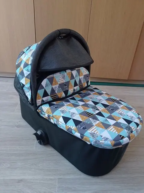 Nánožník a polstrování korby s modro-zlatými trojúhelníky