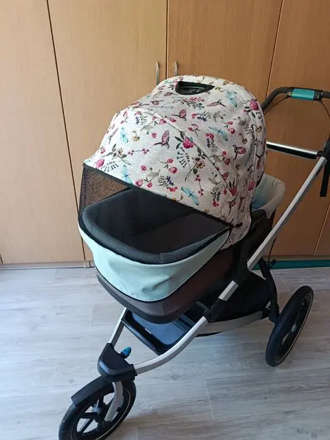 Stříška s ptáčky a květinami na tříkolovém kočárku