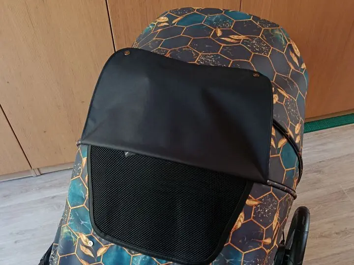 Okýnko, kšilt a zadní kapsa